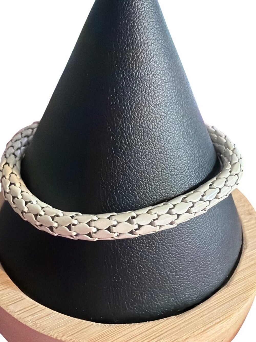 Vintage White Coated Metal Woven Stretch Bracelet Sleek Layer Estate 6.52g